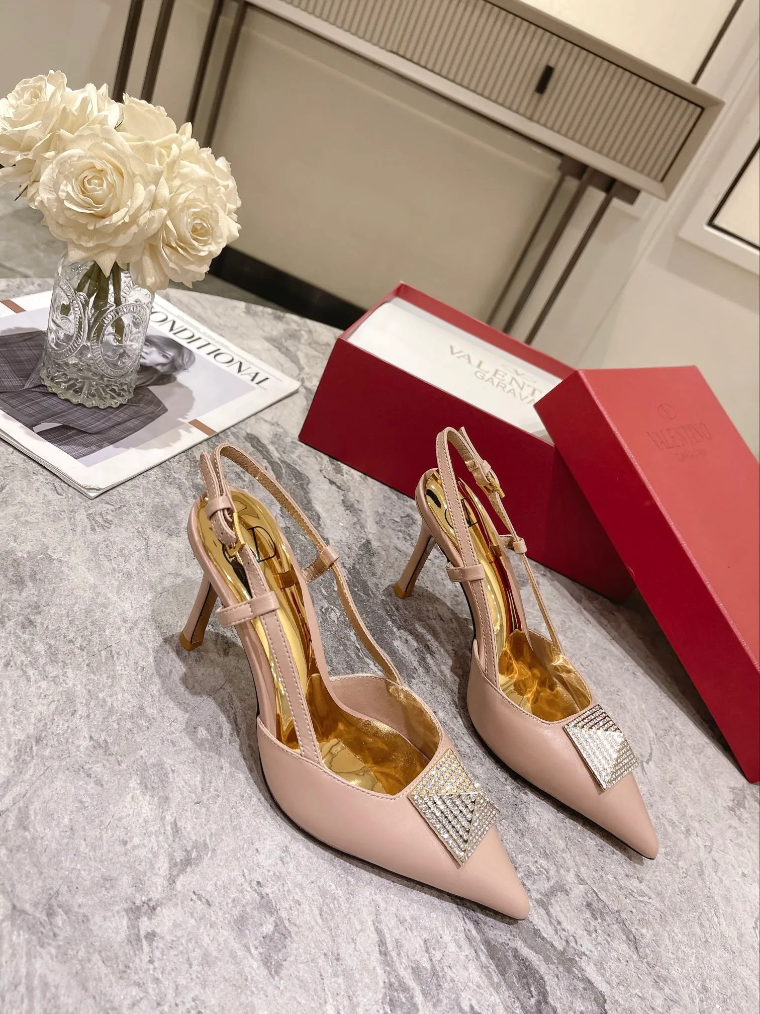 👟👟Ex-factory price 400👟👟 Genuine leather sole +40 Top version 𝑉𝐴𝐿𝐸𝑁𝑇𝐼𝑁𝑂 Valentino new autumn and winter women's back hollow sandals. The unique [pyramid] large rivet hardware [hand-made diamonds] brings out a full sense of high-end, and the new season will live up to expectations! Worth buying ★Imported sheepskin is absolutely high-grade ❥Original method, absolutely sensual ❥Elegant style, creating a different feeling, simple and elegant style!  Code number: 35-41 (34-42 customized) Fabric: Imported sheepskin Lining: Lined sheepskin Heel height: 8cm Leather outsole Rubber outsole
